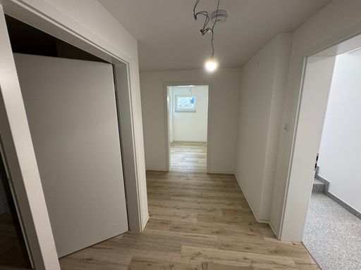 Flur Eingang und Kellerraum