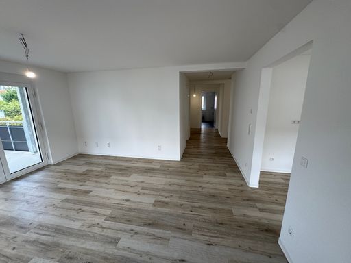 Wohnzimmer mit Flur