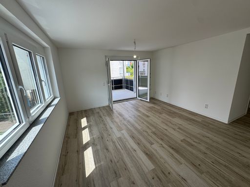 Wohnzimmer mit Balkon